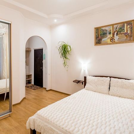 לבוב Apartment On Khmelnytskogo Street מראה חיצוני תמונה