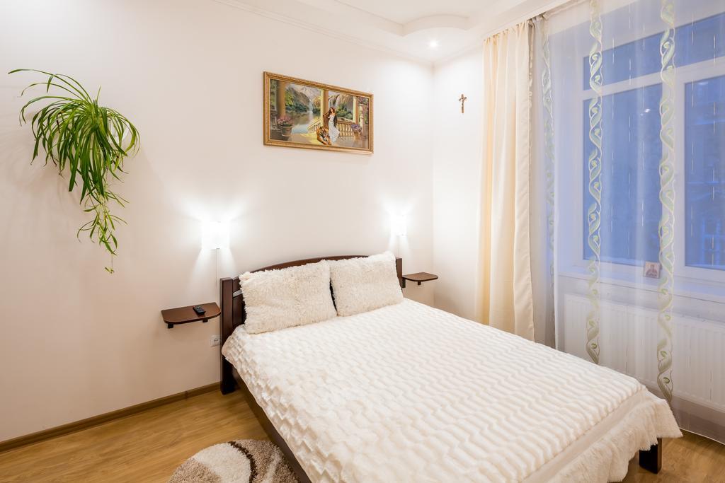 לבוב Apartment On Khmelnytskogo Street מראה חיצוני תמונה