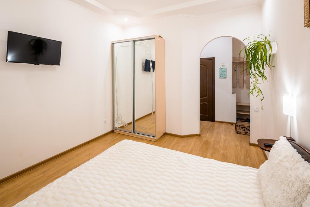 לבוב Apartment On Khmelnytskogo Street מראה חיצוני תמונה
